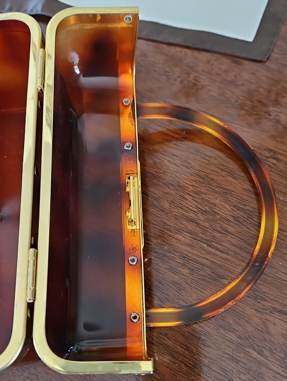 Vintage 1970s French Tortoiseshell Lucite Trunk Purse Amber/Brown - Gold Trim - Picture 7 of 16